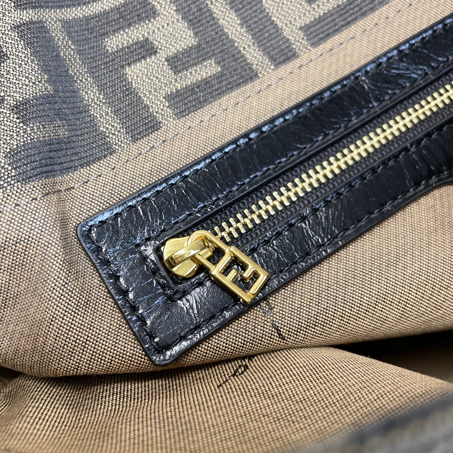 Fendi 名称：FENDI 大号法棍包布包