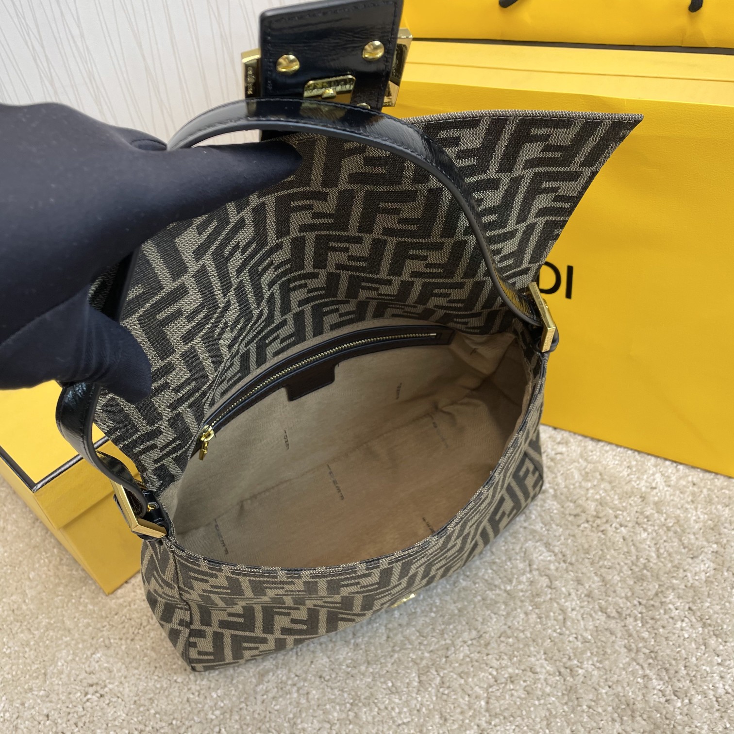 Fendi 名称：FENDI 大号法棍包布包