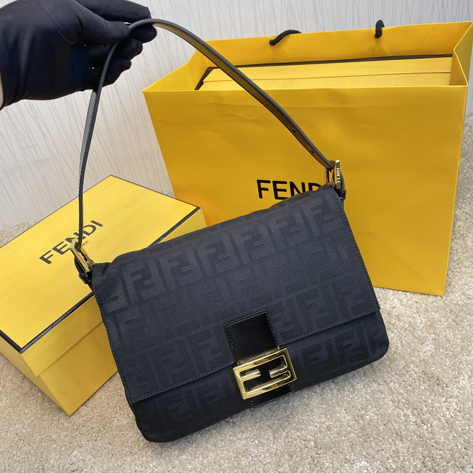 Fendi 名称：FENDI 大号法棍包布包