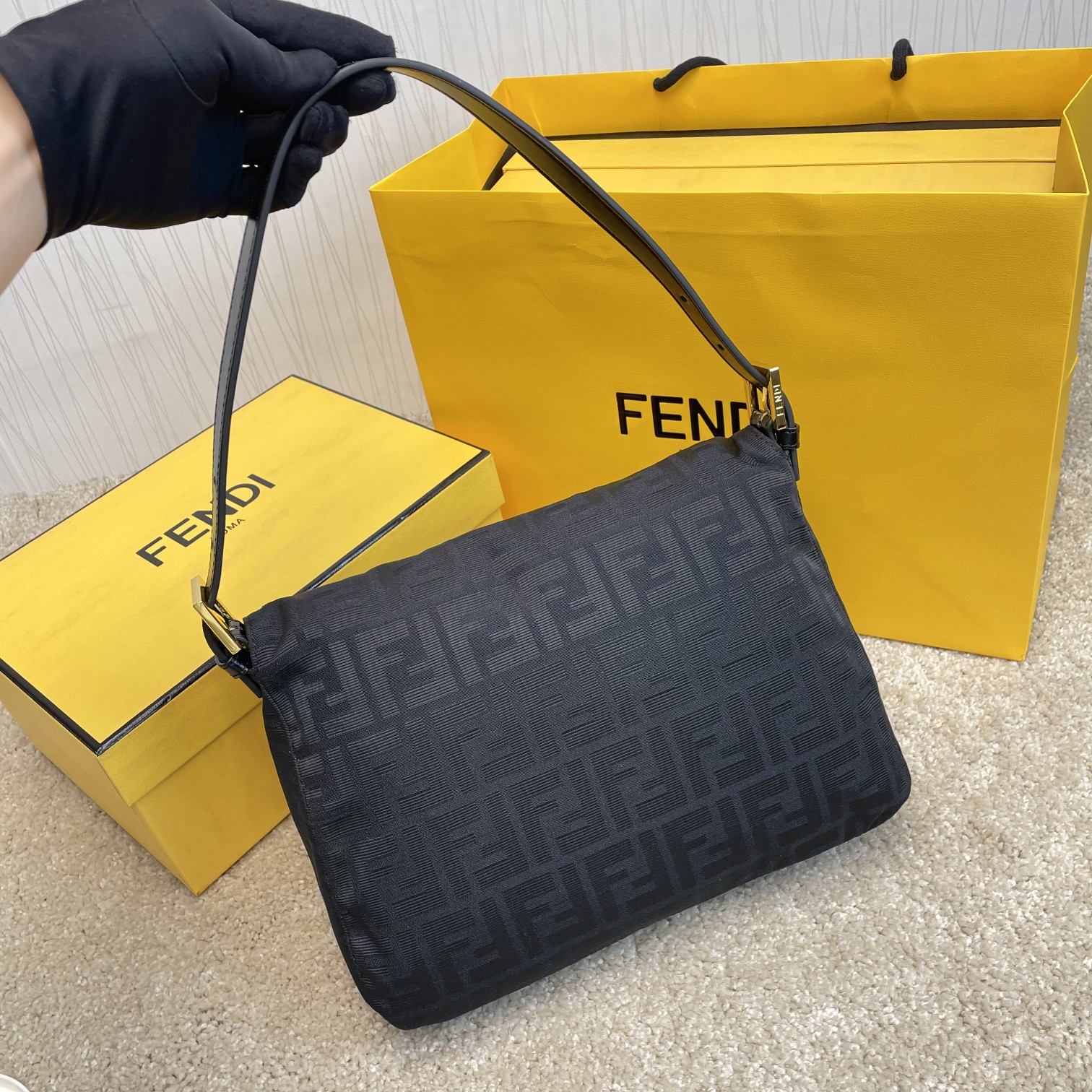 Fendi 名称：FENDI 大号法棍包布包