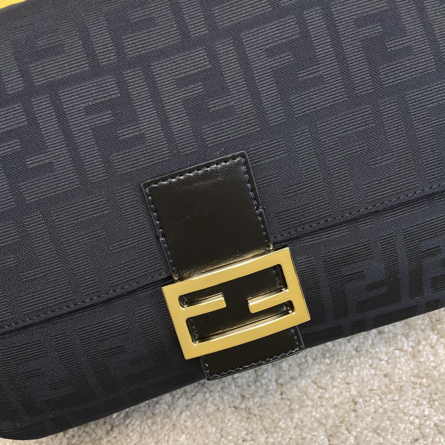 Fendi 名称：FENDI 大号法棍包布包