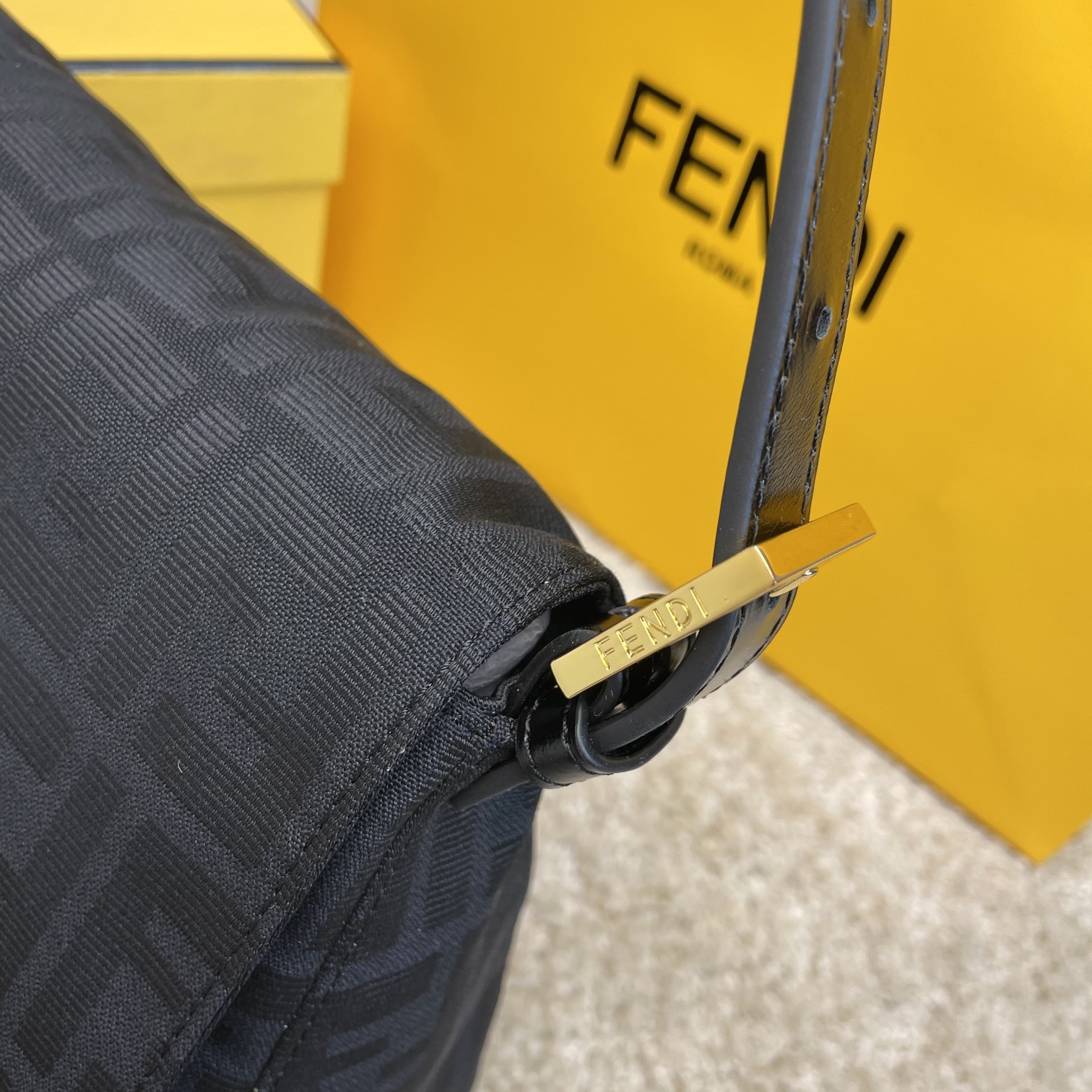 Fendi 名称：FENDI 大号法棍包布包