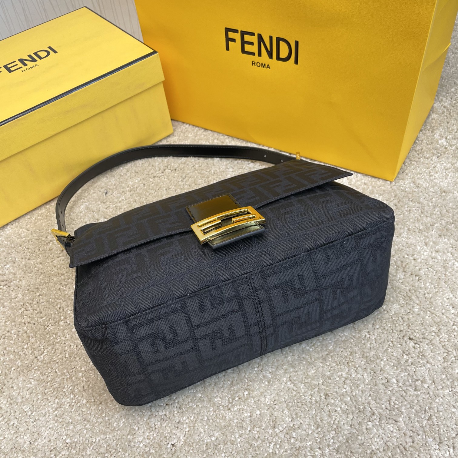 Fendi 名称：FENDI 大号法棍包布包