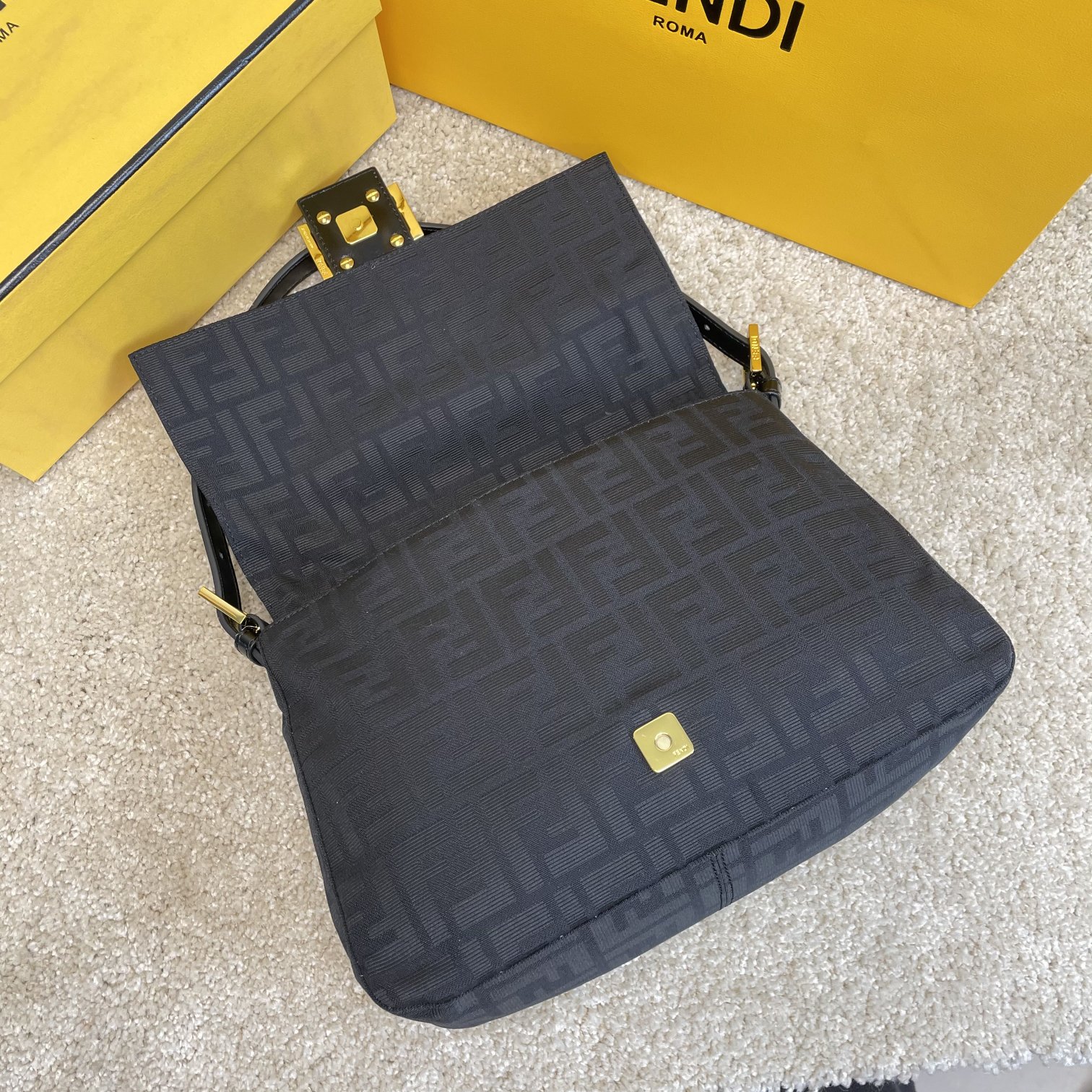 Fendi 名称：FENDI 大号法棍包布包