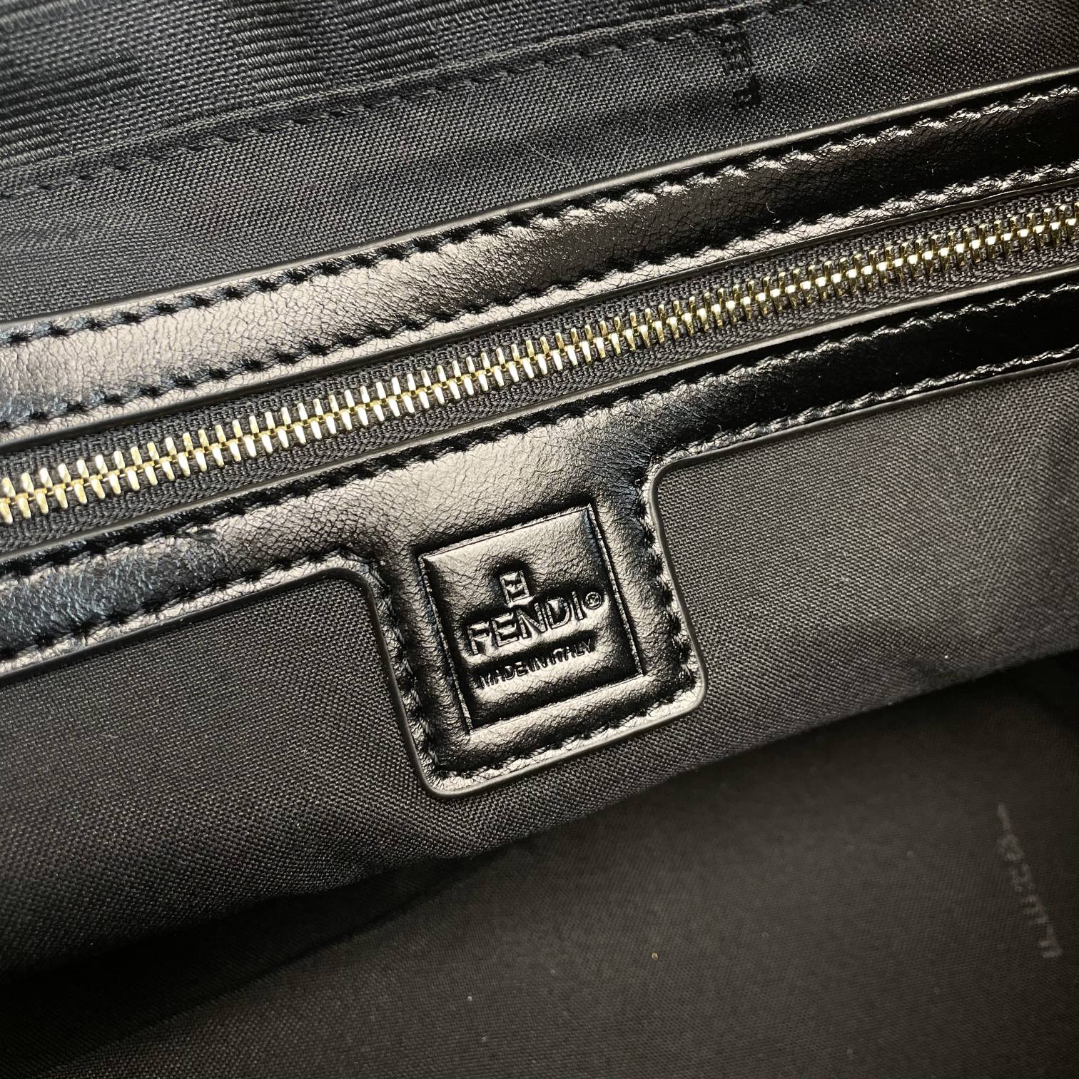 Fendi 名称：FENDI 大号法棍包布包
