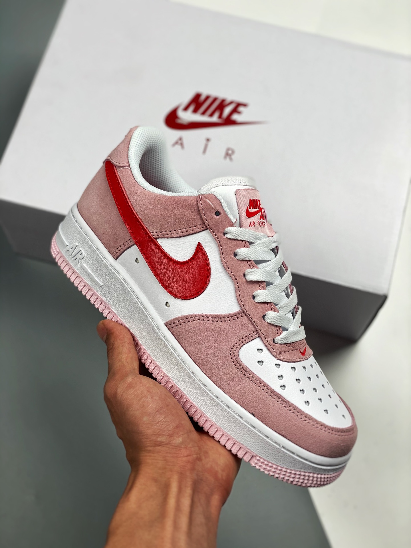 Nike Air Force 1 ‘07 QS rosa San Valentín. Este modelo utiliza una combinación de colores rojo universitario y rosa tul…
