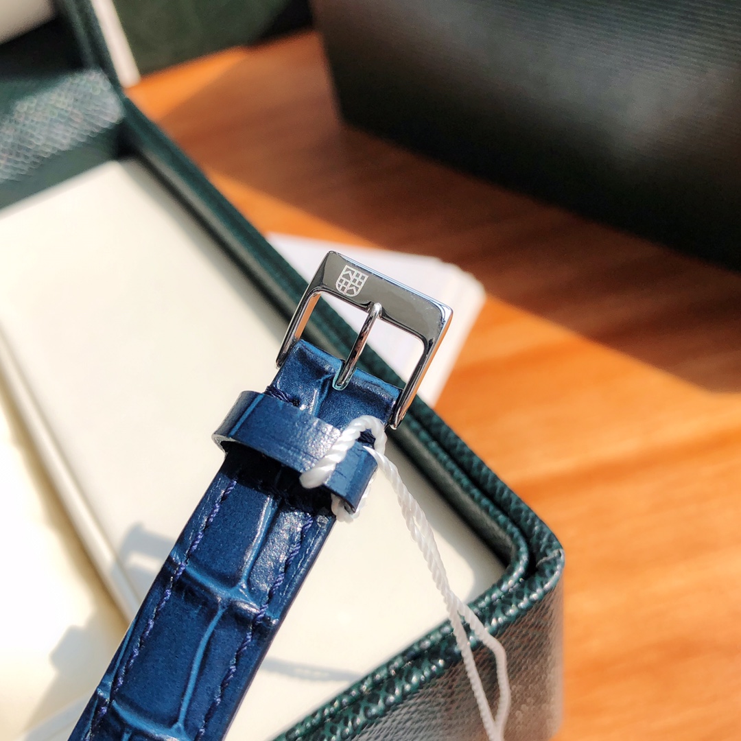 批💰750  独家新品！康斯登女士超薄月相系列，原单品质！[色][色][色]原装石英机芯（支持拆机验货），316精钢表壳，白色天然贝母表盘，镶嵌8个天然钻石，真月相功能，牛皮表带搭配简约针扣。康斯登超薄系列把风格，优雅，高品质，尺寸30MM，合理价格集于一身，献给最精致的小仙女！配全套专柜包装出！