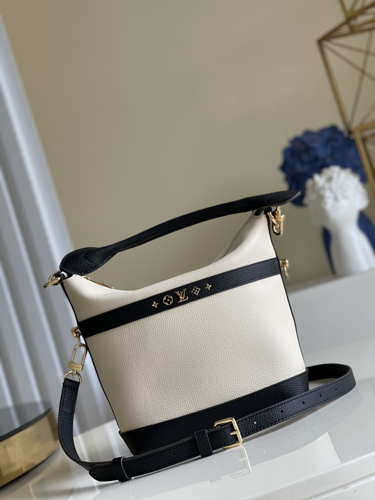 NO:396754,【Exclusive real photo M57813】CRUISER small handbag Cruiser small handbag inherits the functional details of Louis Vuitton soft duffel bag, full leather shoulder strap zipper wine barrel bag French fries bag oo[handshake][handshake] with double zipper opening and closing, the exquisite size becomes a full-capacity bucket bag. Soft grain calfskin achieves the iconic square configuration. Detailed features 25 x 22.5 x 13cm fyw.,LV [original leather],louis vuitton,louis vuitton,cowhide19860909【独家实拍M57813】CRUISER 小号手袋Cruiser 小号手袋承袭路易威登软质行李袋的功能细节,全皮双肩带拉链酒桶包薯条包oo[握手][握手]以双拉链开合令精巧尺寸化身容量充裕的水桶包.柔软粒面小牛皮实现标志性方正构型.详细特征25 x 22.5 x 13cm fyw.,LV【原厂皮】,louis vuitton,louis vuitton,cowhide,Bag