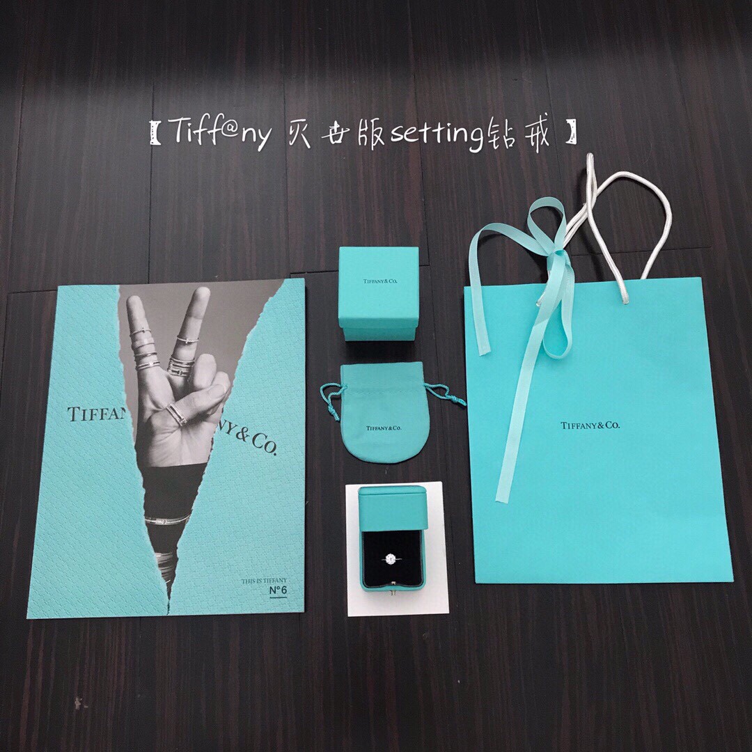 NO:632616,88220, [T-Destroy Edition Setting Diamond Ring] One carat, 1.5 carat, 2 carat, three specifications, 15/16/17/18mm four sizes respectively  Come on, in this market, it can be said that any jewelry manufacturer can make it, but no one really has Z development, and no pure silver product can really make the taste of Z10 tens of thousands. My wife knows all the products and versions in the market. This is why we decided to redevelop this Setting diamond ring and strive to make a real [Destroyed Edition].  To be honest, I was really touched when I saw the finished product. It cost a few hundred yuan to completely produce the taste of 160,000 yuan. I really have to give a big thumbs up to the masters in the factory. First, there are a total of 4 sets of marks engraved on the inside of the engraving Z, one set of logo, one set of material mark, one set of carat number, and one set of Z number. They are all engraved by precision engraving machines. The result is exactly the same as Z. It is very perfect.  Second, every diamond used is a carefully selected imported simulated diamond. Each diamond has perfect fire without any lighting effects. The clarity of the diamond is excellent and the transparency is full. Unlike the ones on the market that boast about it, you can actually drill it in your hand and zoom in to see it. Third, the details of the shape of the hardware can be said to have reached 99% with the taste of Z160,000. It is a very, very pleasant surprise to truly realize the cost-effectiveness.  Love is a journey of self-growth. In it, there are new insights every day, and the whole process of love is filled with abundance. #爱在 Moment # T A touch of blue, witness every beautiful moment of love. It pays tribute to a century of ingenuity and praises the eternity of true love. Inheriting a century-old design style, the moment the blue box is opened, the dazzling T diamond ring is heart-pounding and will be remembered for a lifetime. Just like The T  Setting Tiff's six-prong inlaid diamond ring, only the dazzling and unparalleled eternal light, no matter how many years go by, it will always be as dazzling as ever.,, pure silver, Cardia high-end jewelry1986090988220,【T灭世版Setting钻戒】一克拉,1.5克拉,2克拉,三个规格,分别15/16/17/18mm4个码数 来,这个市面可以说任何一家做饰品的都会做,但,没有一家真正有Z开发的,也没有一家纯银货,能真正做出来Z10几万的味道我太太了解市场一切货一切版本了这也就是为什么我们决定重新开发这个Setting钻戒,力求做出来真正的【灭世版】 说真的,看到成品出来,我真心太感动了,几百块的成本,完完全全做出了16万的味道,实在是得给厂里的师傅一个大大的赞 第一,刻字Z的内刻一共4组标,一组logo,一组材质标,一组克拉数,一组Z编号,全部是精雕机雕刻,出来效果跟Z就是一模一样,非常的完美 第二,用钻每一颗全部是精挑细选的进口仿真钻,每一颗在没有任何灯光效果下,火彩完美,钻的清晰度极佳,通透感十足,而不像市面各种吹嘘得很厉害,实际上钻到手,放大看发蒙的 第三,五金形状细节可以说跟Z16万多的味道达到了99,非常非常的惊喜真正实现了性价比 爱,是一段自我成长的旅程,身在其中,每一天都有新的感悟,丰沛填满整个爱的过程.#爱在此刻# T一抹蓝色,见证每一个爱的美好时刻. 致敬百年匠心,赞颂真爱永恒.传承历经百年的设计风格,蓝盒开启的刹那,璀璨如斯的T钻戒,令人怦然心动,铭记一生.一如The T Setting蒂芙你六爪镶嵌钻戒,唯有那抹璀璨无双的永恒之光,任凭岁月流转,始终耀眼如初.,,pure silver,卡迪亚高端饰品,Jewelry