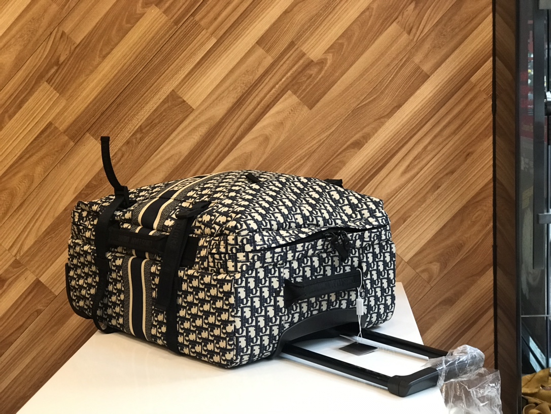 Dior Super Light Travel Box: Original Design, Easy Two-Wheel Mobility, Internal Zipper Pocket. - 图片 5