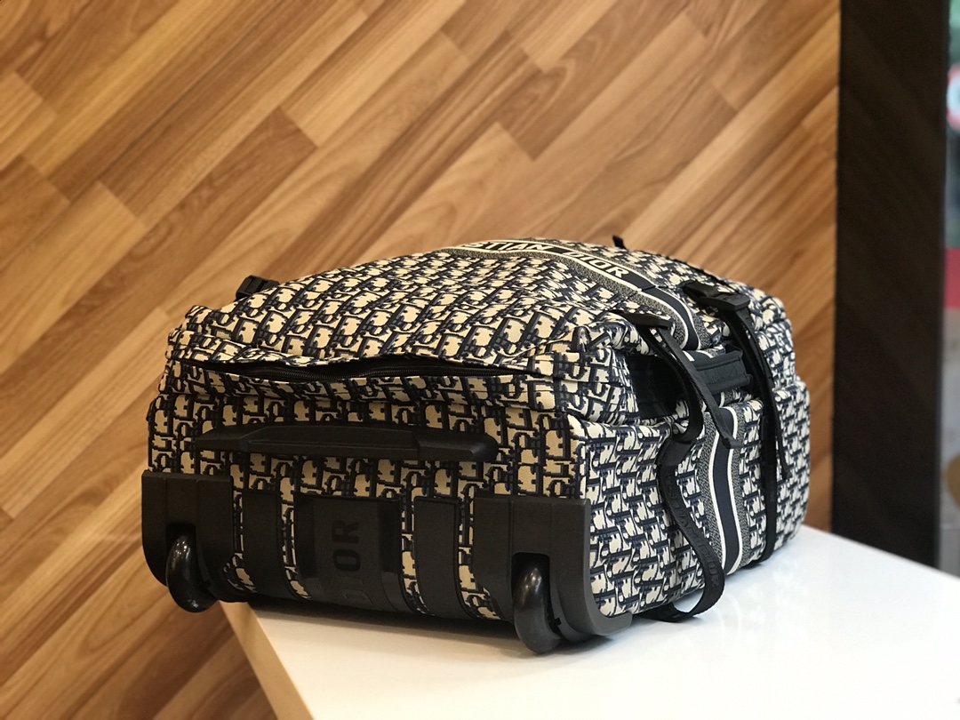 Dior Super Light Travel Box: Original Design, Easy Two-Wheel Mobility, Internal Zipper Pocket. - 图片 3