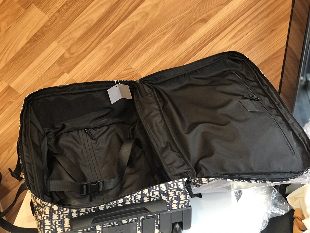 Dior Super Light Travel Box: Original Design, Easy Two-Wheel Mobility, Internal Zipper Pocket. - 图片 7