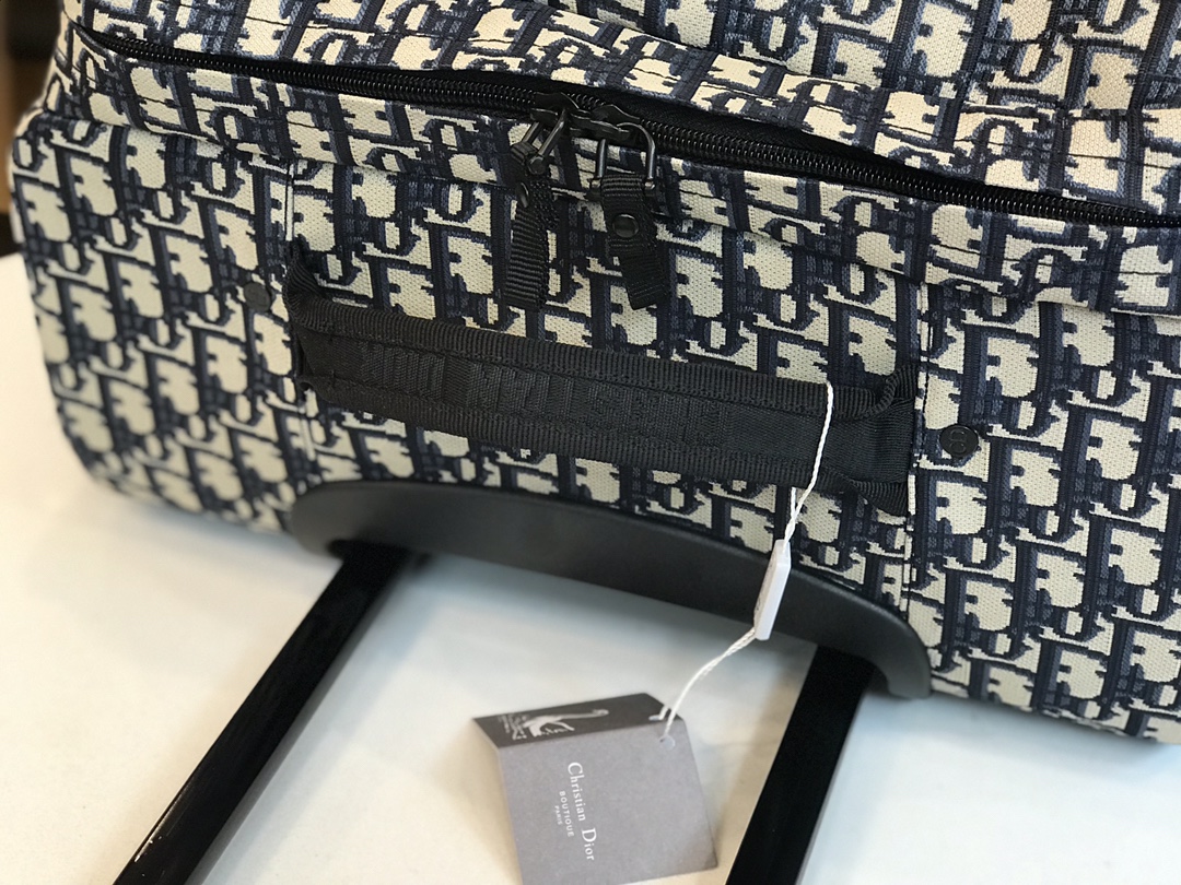 Dior Super Light Travel Box: Original Design, Easy Two-Wheel Mobility, Internal Zipper Pocket. - 图片 9