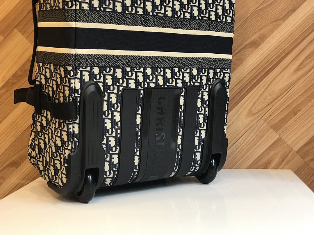 Dior Super Light Travel Box: Original Design, Easy Two-Wheel Mobility, Internal Zipper Pocket. - 图片 4