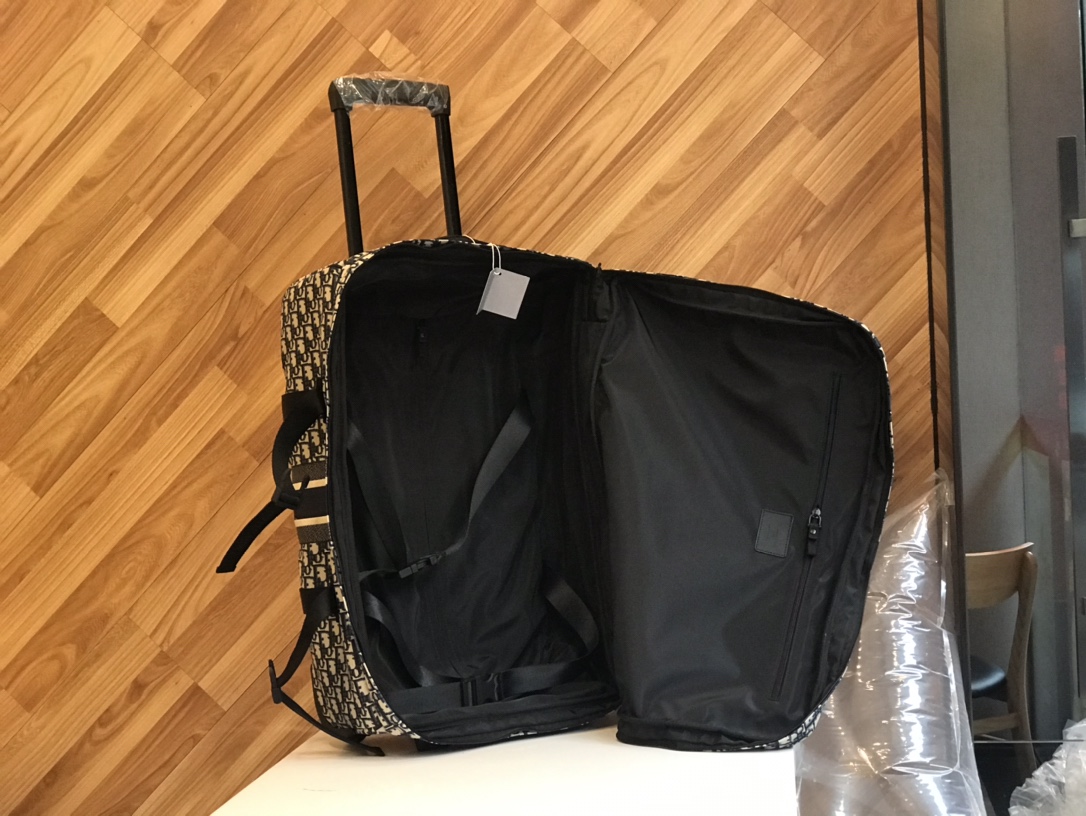 Dior Super Light Travel Box: Original Design, Easy Two-Wheel Mobility, Internal Zipper Pocket. - 图片 6