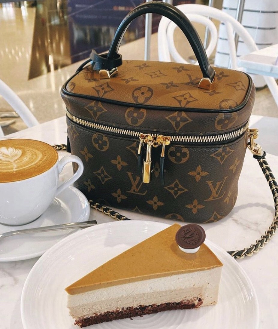 NO:200434,Original VANITY [Cosmetic Bag] M45165 Pretty Flower Spring and Summer Witness Nicolas Ghesquitère is a contemporary movement written for Louis Vuitton Travel. This urban handbag is reinterpreted with Monogram and Monogram Reverse canvas Nice makeup bags. Whether carrying or wearing leather chain straps to achieve shoulder or crossbody, it can make the soft and light design move with you. Detailed features 19.0 x 13.0 x 11.0 cm (Length x Height x Width), LV [Top Original], louis vuitton,louis vuitton,versace,cosmetic bags & cases19860909原单VANITY【化妆包】M45165老花 春夏季见证 Nicolas Ghesquitère 为路易威登旅行传承谱写的当代乐章.本款都市手袋以 Monogram 和 Monogram Reverse 帆布重绎 Nice 化妆包,无论手提或系上皮革链条肩带实现肩背或斜挎,均可令柔软轻盈的设计随身而动. 详细特征19.0 x 13.0 x 11.0 cm (长 x 高 x 宽),LV【顶级原单】,louis vuitton,louis vuitton,versace,cosmetic bags & cases,Bag