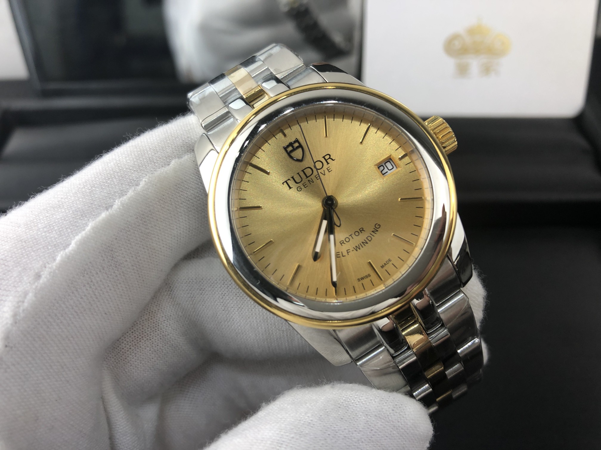 Tudor 皇家 帝舵间金男表