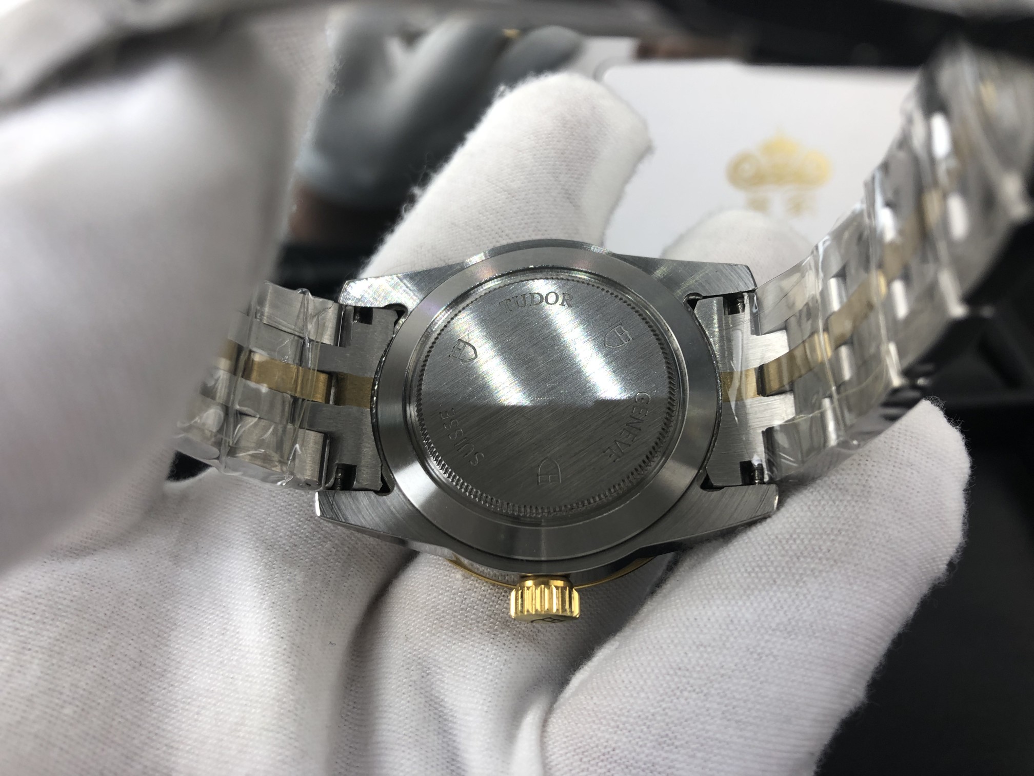 Tudor 皇家 帝舵间金男表