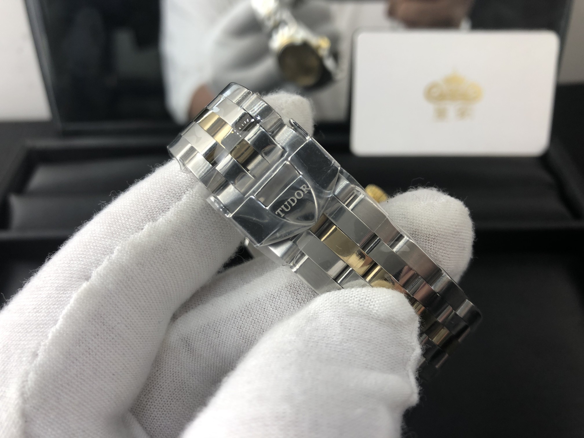 Tudor 皇家 帝舵间金男表