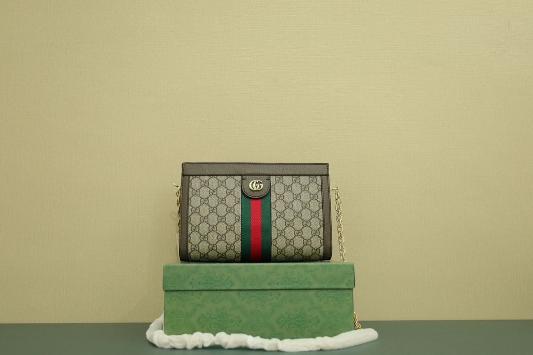 GUCCI ophidia链条包 本地🅿️190
走秀爆款.复古又经典. 构造简约加上经典双G印花搭配.手感质感一流.原版五金链条.斜挎手拿随时转换.深受好评时尚百搭. 
规格：26*17.5*8cm