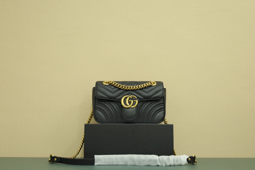 Gucci marmont链条包 本地🅿️220 Marmont系列手袋以双G标识作为点睛之笔.采用更加柔软的皮质及结构.并对传统款式进行了全新的演绎.加上凹凸有致的立体感的水波纹缝线图案.随性搭配就超有范迷人.自然少不了大批明星潮人街拍搭配凹凸造型. 规格：22*13*6cm.独家高品质.