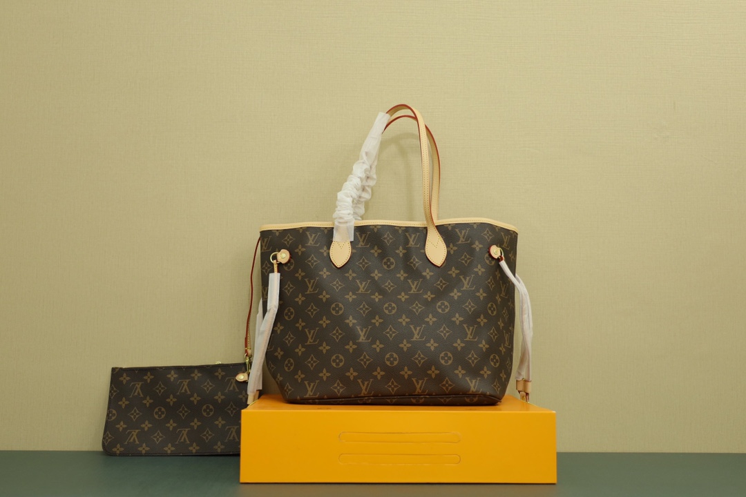 LV Never full中号购物袋 本地🅿️270 独家高品质.变色皮配料.礼盒装. 女士最喜欢的逛街购物袋.它可以衬托出女士的高雅.气质与品位. 口袋采用亚麻织布内衬. 可脱卸式拉链手包搭配同色系内袋. 天然牛皮饰边- 闪亮的金色金属配件. 规格:32*29*17cm