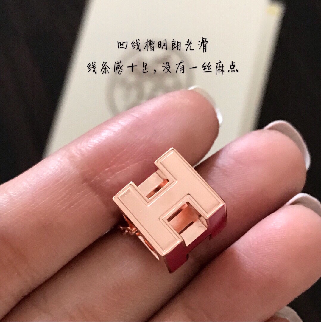 顶级完美版本H:sshoPaholic系列项链Z3470历经半年的开发研究方粒的吊坠实际上比旦形的难度系