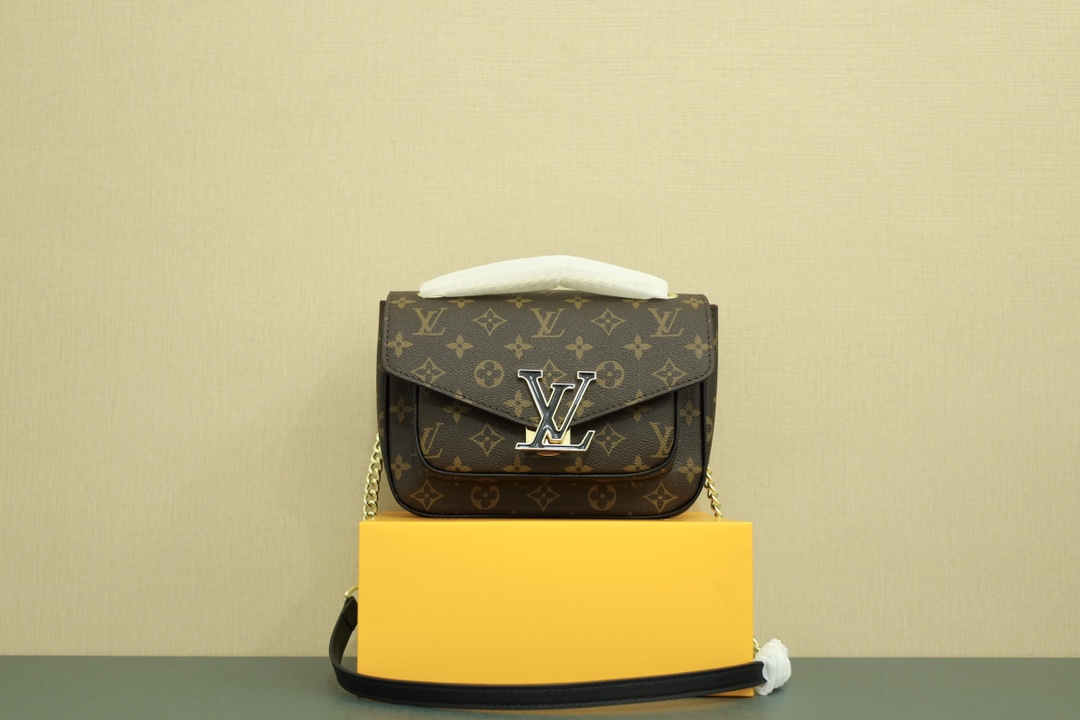 LV新款Chain Bag链条邮差包 本地🅿️260 以 Monogram 帆布塑造玲珑构型. 搭配树脂 LV 磁扣.于不经意间点明潮流先锋. 前后外袋和内袋便于取放随身物品. 安心出席昼夜场合. 规格：24*17*12cm