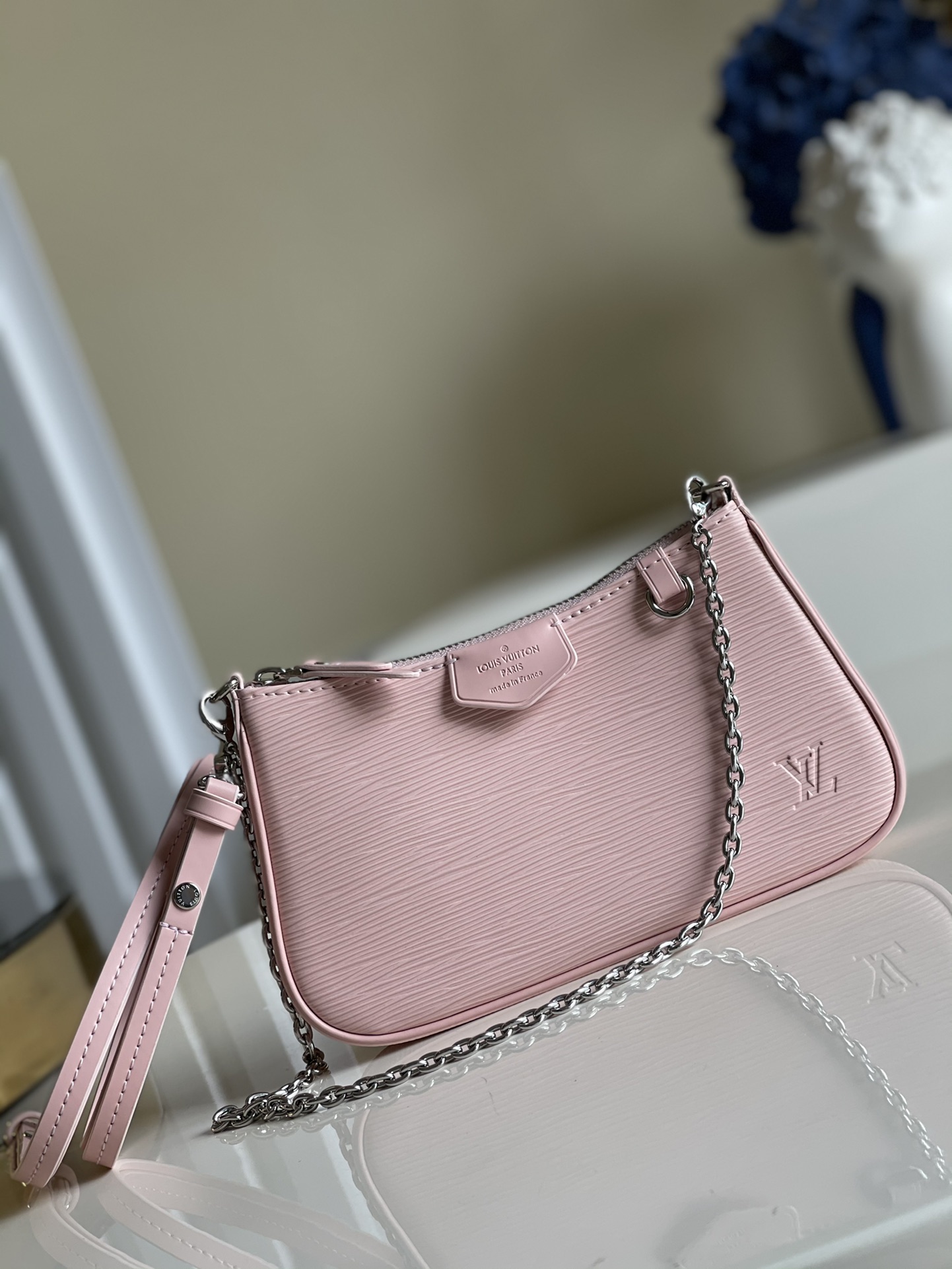 NO:396757,【Exclusive real photo M80471】Mahjong bag Easy Pouch On Strap handbag is made of Epi grain leather implicitly imprinted LV letters, which store daily needs with neat lines, paired with a D-ring with detachable chain and fixed bag decoration. The adjustable shoulder strap is tied to achieve shoulder and crossbody. Size: 19 x 11.5 x 3 cm p.450,LV [original leather],louis vuitton19860909【独家实拍M80471】麻将包 Easy Pouch On Strap 手袋为 Epi 粒面皮革含蓄压印 LV 字母,以利落线条收纳日常所需,搭配可拆卸链条和固定包饰的 D 形环.系上可调节肩带亦可实现肩背和斜挎.尺寸: 19 x 11.5 x 3 cm p.450,LV【原厂皮】,louis vuitton,Bag