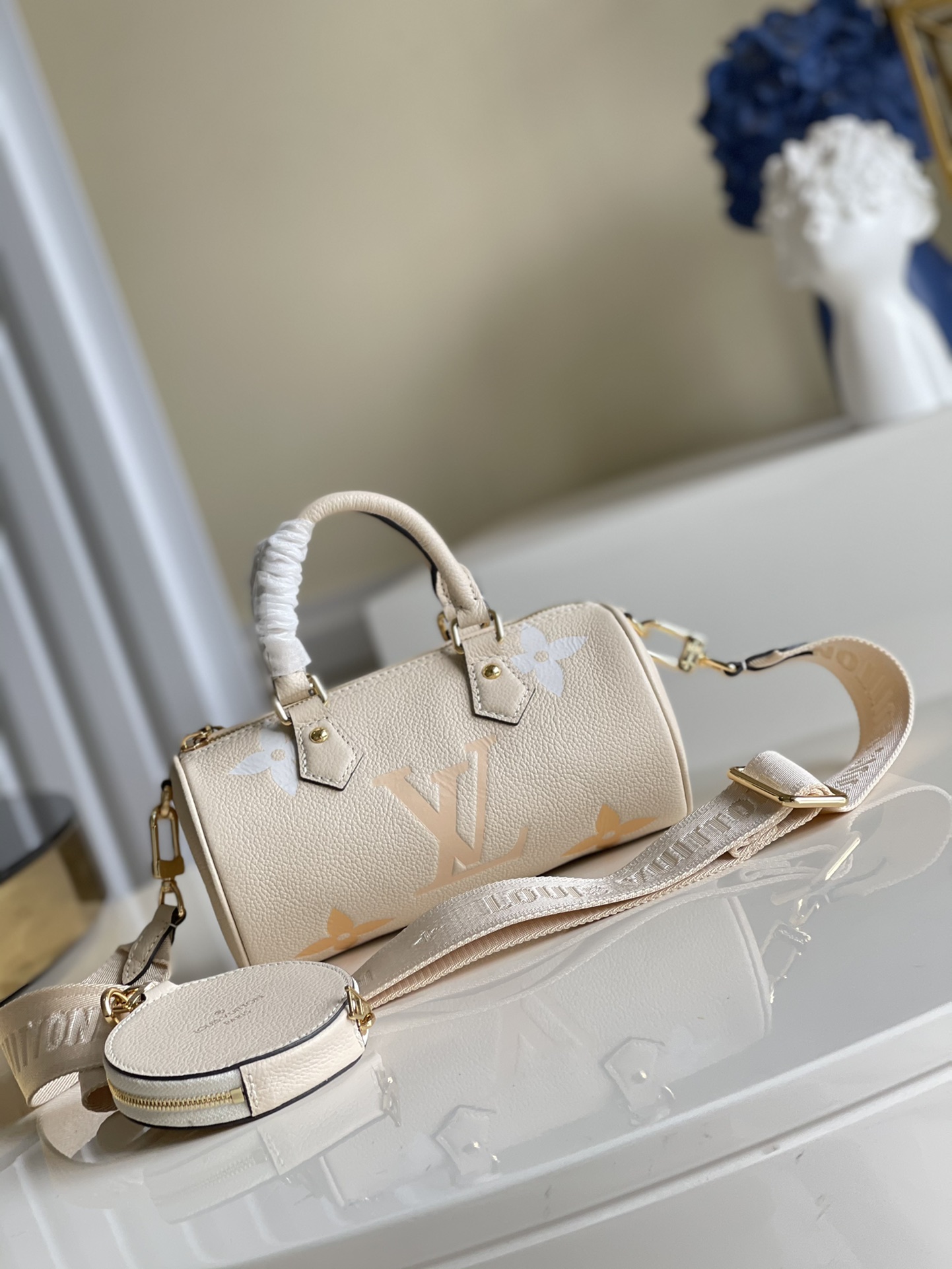 NO:396778,【Exclusive real shot M45708】Papillon BB handbag selects Monogram Empreinte leather that depicts Monogram gradient prints, recreating the outline of the classic Papillon handbag in a pocket size. The detachable jacquard shoulder strap conveys a sporty atmosphere, and the detachable round coin bag adds a touch of fun. 20 x 10 x 10cm fyw.,LV【original leather】,louis vuitton19860909【独家实拍M45708】Papillon BB 手袋选取描绘 Monogram 渐变印花的 Monogram Empreinte 皮革,以袖珍尺寸再现经典 Papillon 手袋轮廓.可拆卸提花肩带传递运动气息,可拆卸圆形零钱袋再添趣味一笔.20 x 10 x 10cm fyw.,LV【原厂皮】,louis vuitton,Bag