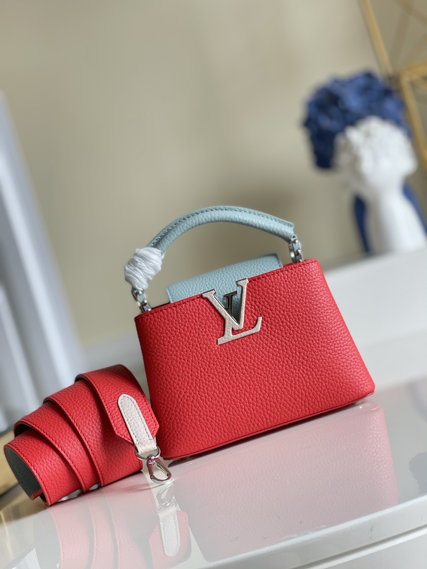 NO:396771,[Exclusive real photo M57519 red color scheme] This Capucines mini handbag is made of Taurillon grain leather, which renders contrasting colors for the top handle and flip cover, and embellishes letters. The detachable wide shoulder straps achieve a comfortable carrying experience. Size 21 × 14 × 8 cm j.1050, LV [original leather], louis vuitton19860909【独家实拍M57519红色配色】 本款 Capucines mini手袋取材 Taurillon 粒面皮革,为顶部手柄和翻盖渲染反差色彩,点缀字母.可拆卸宽幅肩带实现舒适背携体验.尺寸21 × 14 × 8 cm j.1050,LV【原厂皮】,louis vuitton,Bag