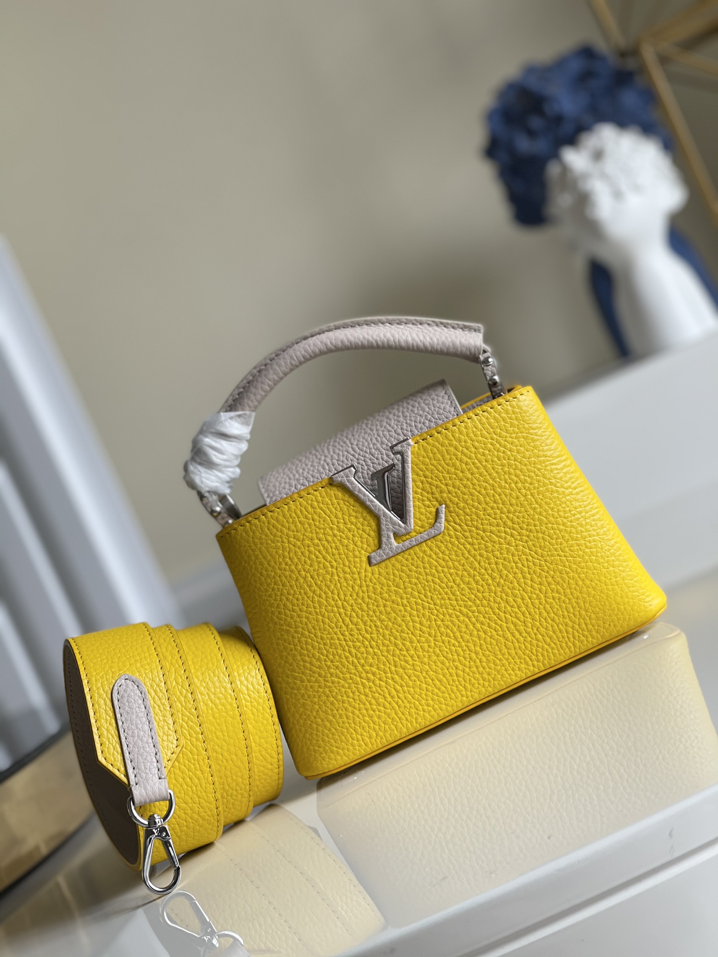 NO:396773,[Exclusive real photo M57519 lemon yellow color scheme] This Capucines mini handbag is made of Taurillon grain leather, which renders contrasting colors for the top handle and flip cover, and embellishes letters. The detachable wide shoulder straps achieve a comfortable carrying experience. Size 21 × 14 × 8 cm j.1050, LV [original leather], louis vuitton19860909【独家实拍M57519柠檬黄配色】 本款 Capucines mini手袋取材 Taurillon 粒面皮革,为顶部手柄和翻盖渲染反差色彩,点缀字母.可拆卸宽幅肩带实现舒适背携体验.尺寸21 × 14 × 8 cm j.1050,LV【原厂皮】,louis vuitton,Bag