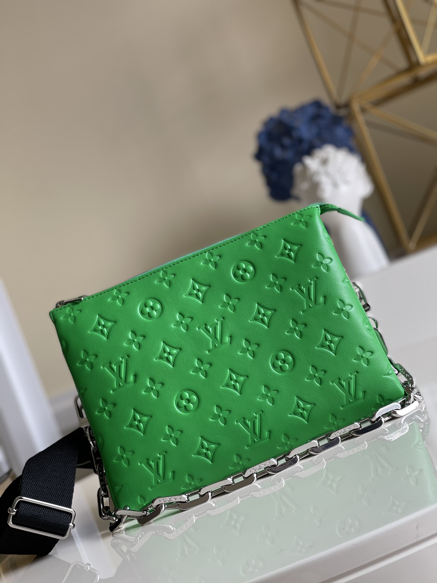 NO:397941,The National Day Shopping Carnival does not have packaging [Exclusive real photo M57936] 57793Coussin small handbag shines in spring and summer fashion show. Monogram embossed fluffy sheepskin creates a pillow-back configuration, injecting avant-garde style into a simple design. You can use shoulder straps crossbody or incarnate chain bags, or you can carry them under your armpits. Detailed features 26 x 20 x 12cm fyw.950,LV [original leather],louis vuitton,sheepskin19860909十一购物狂欢节不配包装【独家实拍M57936】57793Coussin 小号手袋于 春夏时装秀大放异彩.Monogram 压纹蓬松绵羊皮打造靠枕构型,为简约设计注入前卫风范.可利用肩带斜挎或化身链条法棍包,亦可于腋下携带. 详细特征26 x 20 x 12cm fyw.950,LV【原厂皮】,louis vuitton,sheepskin,Bag