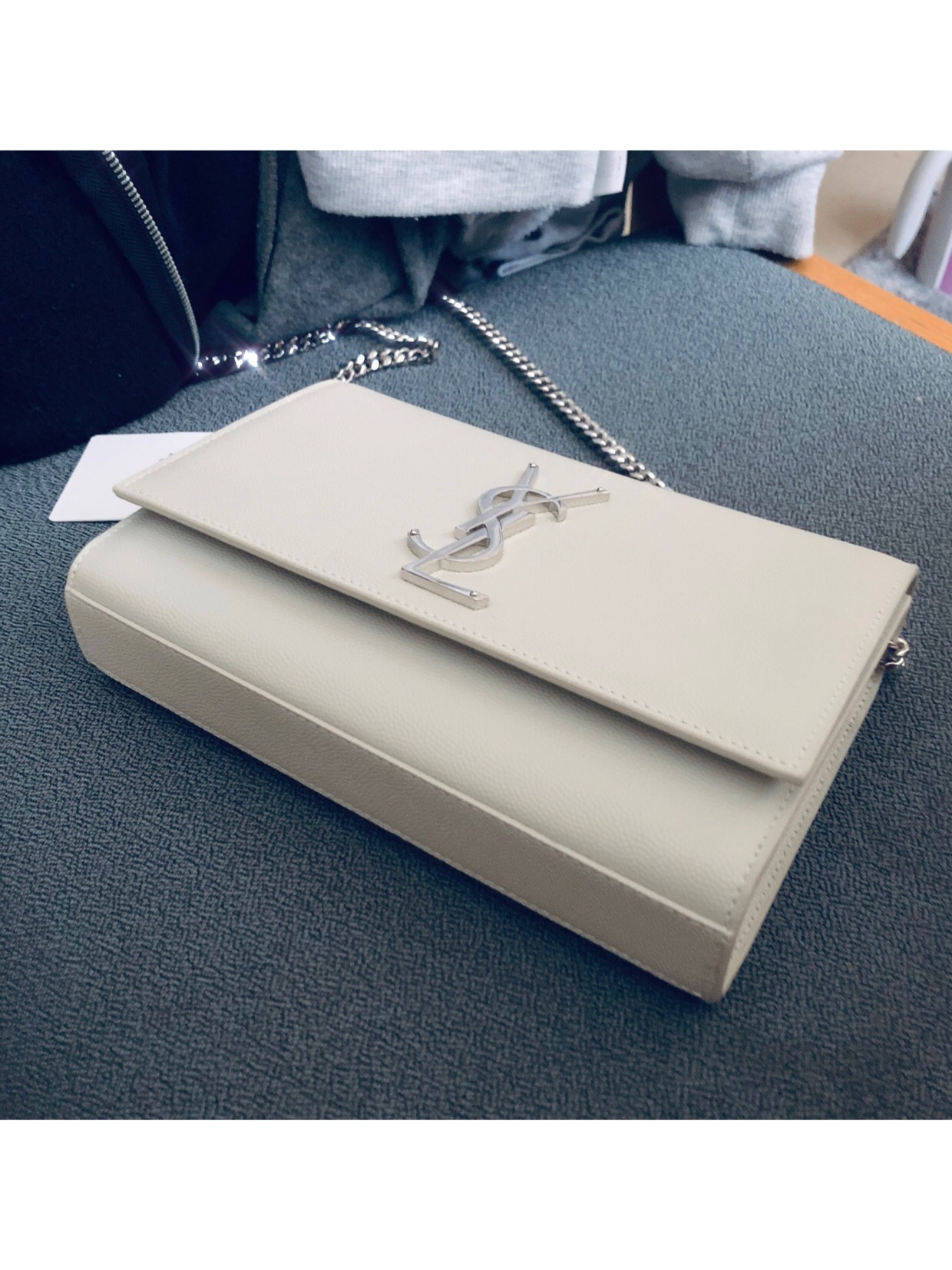 Saint laurent Ysl 𝙆𝙖𝙩𝙚 20𝙘𝙢 链条包 469390白色球纹银扣