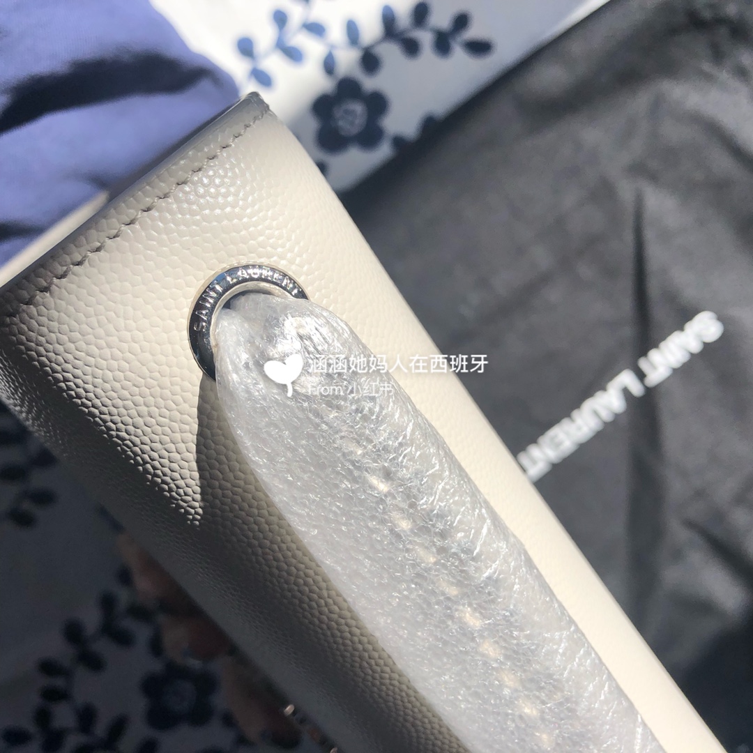 YSL 𝑲𝒂𝒕𝒆 𝟮𝟰𝒄𝒎 鱼子酱斜挎链条包 白色/银扣