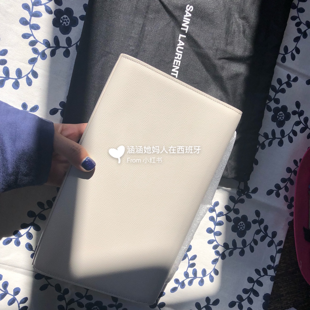 YSL 𝑲𝒂𝒕𝒆 𝟮𝟰𝒄𝒎 鱼子酱斜挎链条包 白色/银扣
