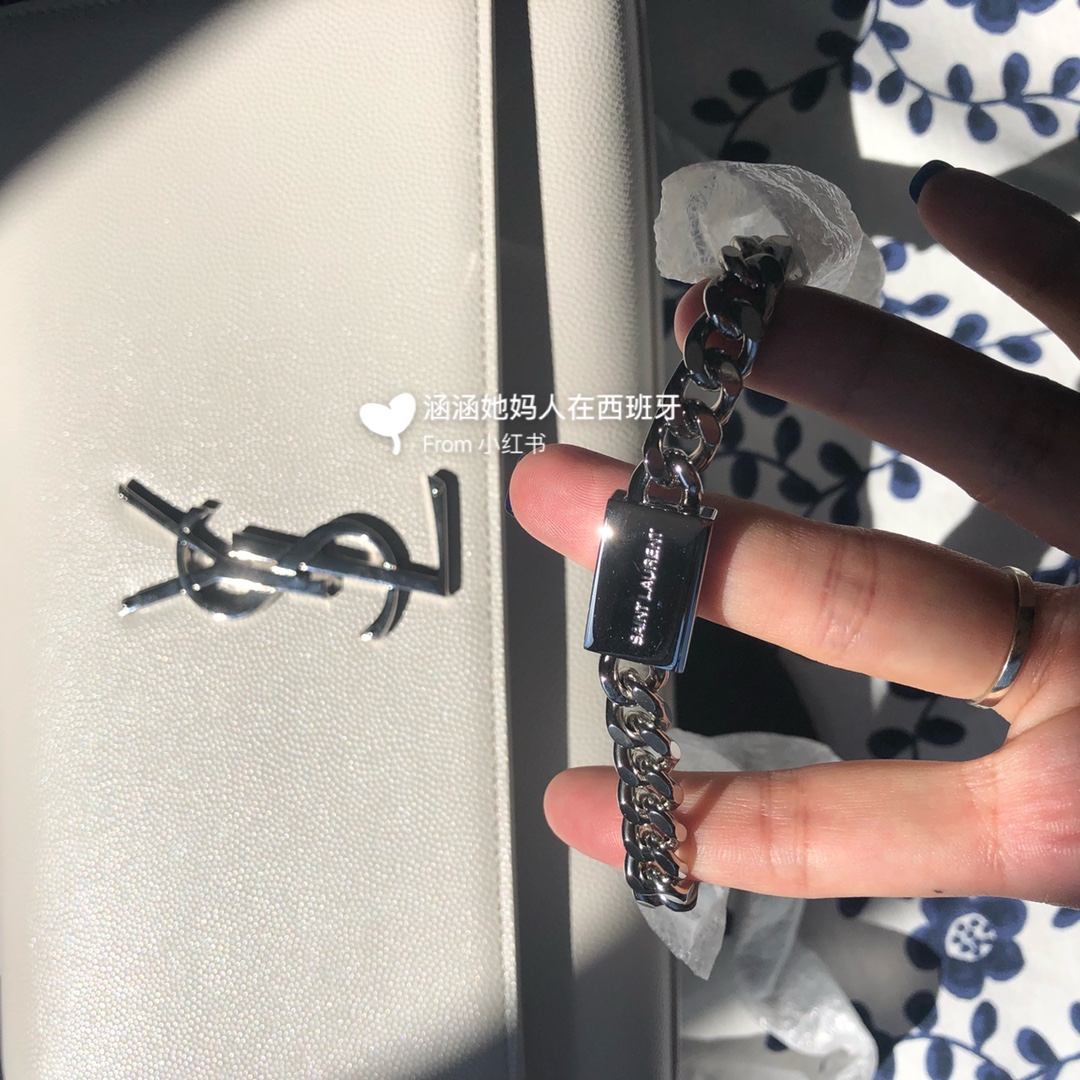 YSL 𝑲𝒂𝒕𝒆 𝟮𝟰𝒄𝒎 鱼子酱斜挎链条包 白色/银扣
