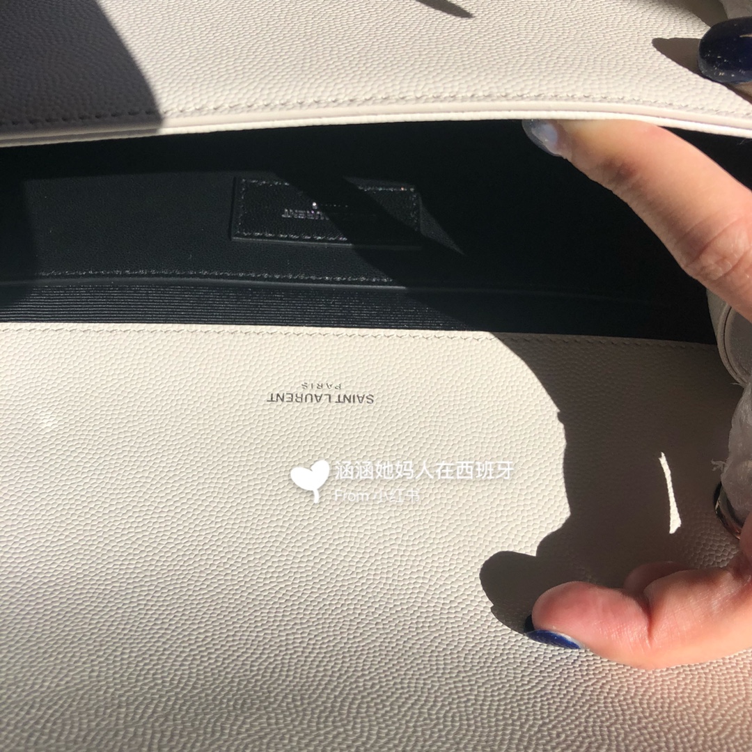 YSL 𝑲𝒂𝒕𝒆 𝟮𝟰𝒄𝒎 鱼子酱斜挎链条包 白色/银扣