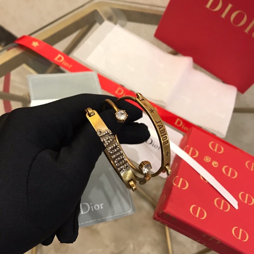 大热的款迪奥Dior-JADIOR手镯男女佩戴款原版黄铜材质持久不掉色高品质专柜同步代购级别个性鲜明️️