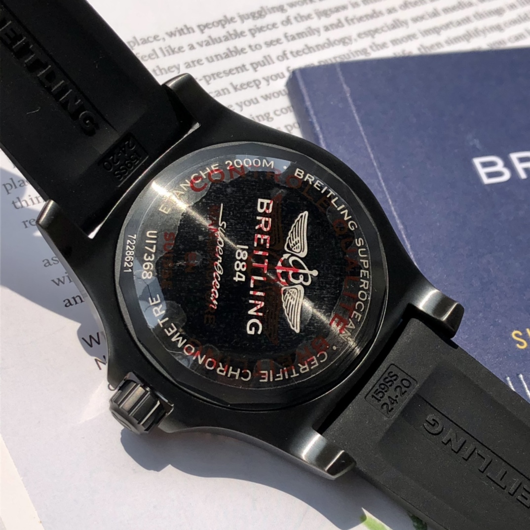 批:2600 最新到货 !Original Breitling 原厂正品百年灵超级海洋自动机械腕表,一表一码,带专柜保卡!清新多彩且富有运动感,专门为追求腕表卓越性能和现代格调的男士们设计,力量感、功能性和酷炫的现在风格勾画出百年灵海洋的经典形象,采用坚固的46毫米精钢表壳,腕表配有棘轮式单向表圈,搭载原装B17自动机械机芯,弧面蓝宝石水晶玻璃,双面防眩,渠道入库,价格和款式绝对惊艳,专柜售价3万+,配全套原包装出货!