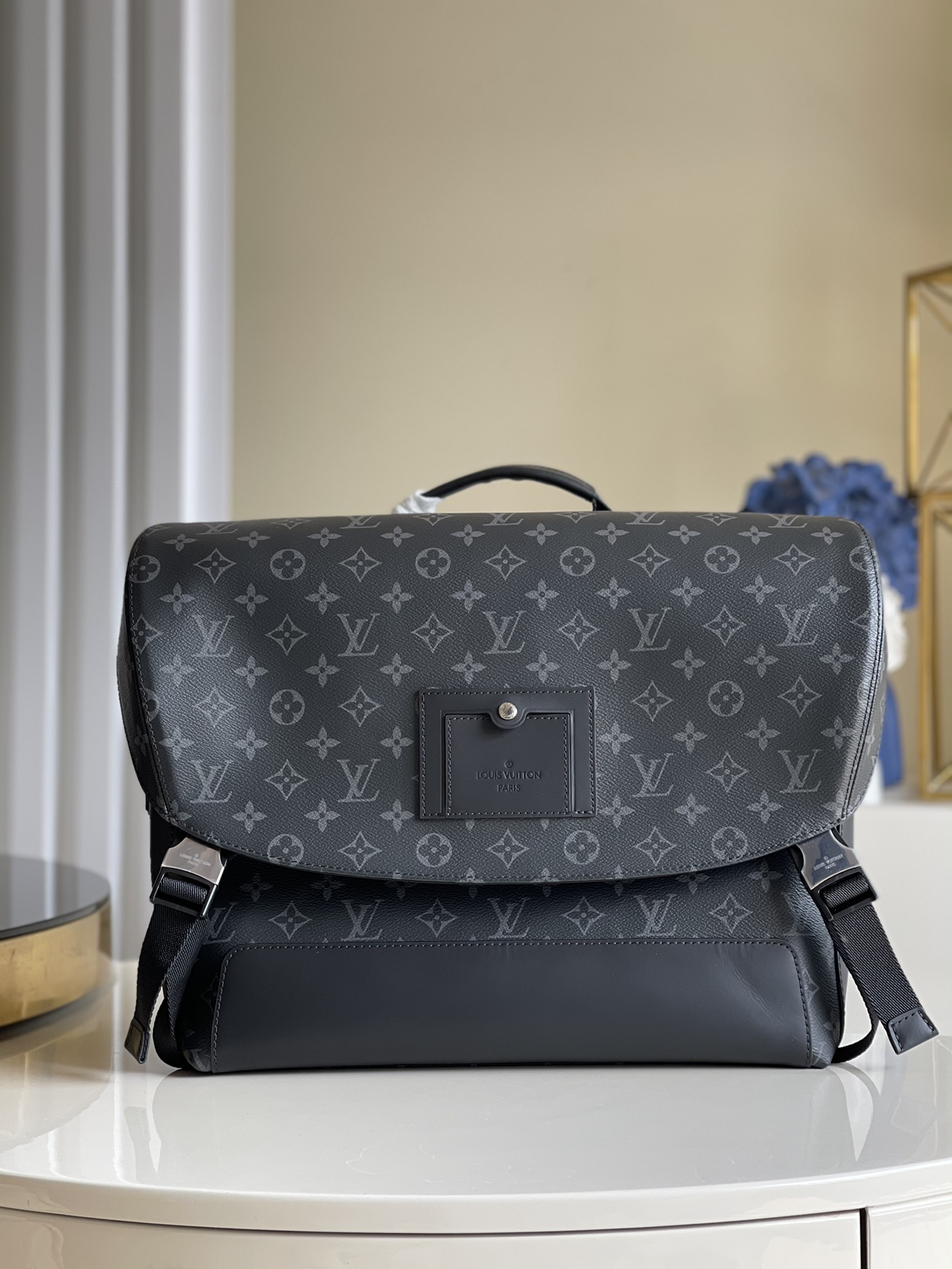 NO:396775,【Exclusive real-life M40510 large size】Inspired by the classic academy style, this Messenger MM Voyager medium-sized postal bag is made of soft Monogram Eclipse canvas, which is very comfortable to carry. The double buckle design, convenient adjustable shoulder straps, and numerous internal compartments meet the needs of urban life. Size 43.0 x 31.0 x 18.0 cm w.800, LV [original leather], louis vuitton19860909【独家实拍M40510大号】以经典学院风格为设计灵感,此款Messenger MM Voyager中号邮差包采用柔软的Monogram Eclipse帆布材质,提携十分舒适.双搭扣设计、便利的可调节肩带、众多的内部隔层,满足都市生活的使用需求.尺寸43.0 x 31.0 x 18.0 cm w.800,LV【原厂皮】,louis vuitton,Bag