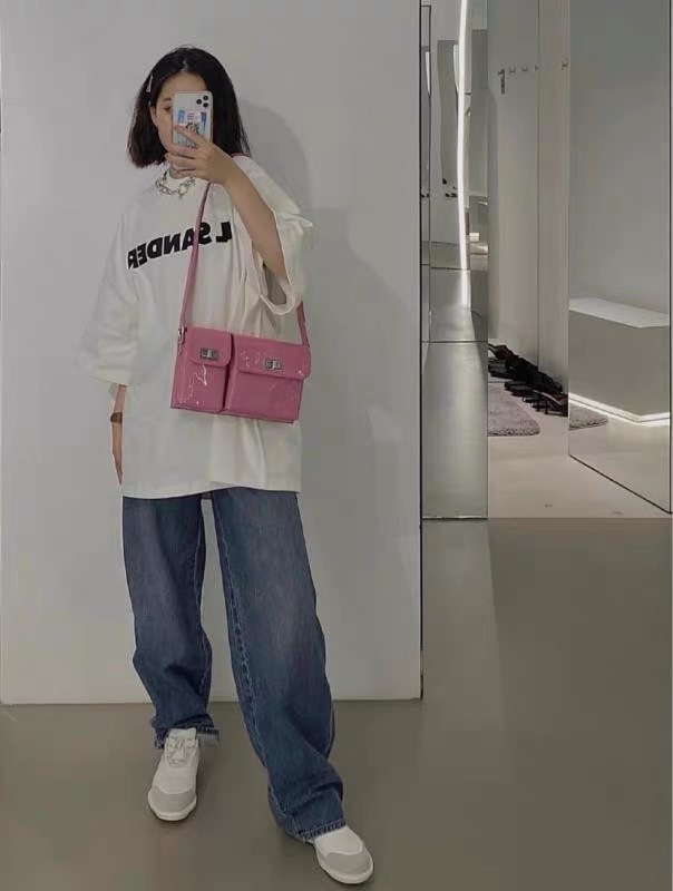 339#💰75
Jil Sander 应采儿同款oversize宽松情侣T恤，小红书热推爆款，Jil以极简主义为品牌理念，款式简单潮流，质感满分💯，真的是超级值得推荐的潮流品牌，原版购入，定制面料，进口印花，小细节都完美复刻的高品质爆款，良心推荐一定要买买买的自留款，情侣必备💗
size：S、M、L
color：米白色、黑色、红色、粉色、蓝色
