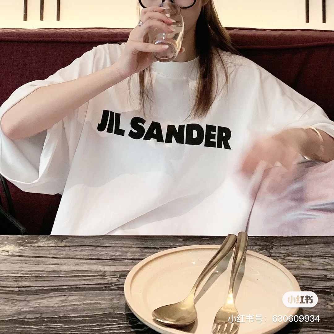 339#💰75
Jil Sander 应采儿同款oversize宽松情侣T恤，小红书热推爆款，Jil以极简主义为品牌理念，款式简单潮流，质感满分💯，真的是超级值得推荐的潮流品牌，原版购入，定制面料，进口印花，小细节都完美复刻的高品质爆款，良心推荐一定要买买买的自留款，情侣必备💗
size：S、M、L
color：米白色、黑色、红色、粉色、蓝色