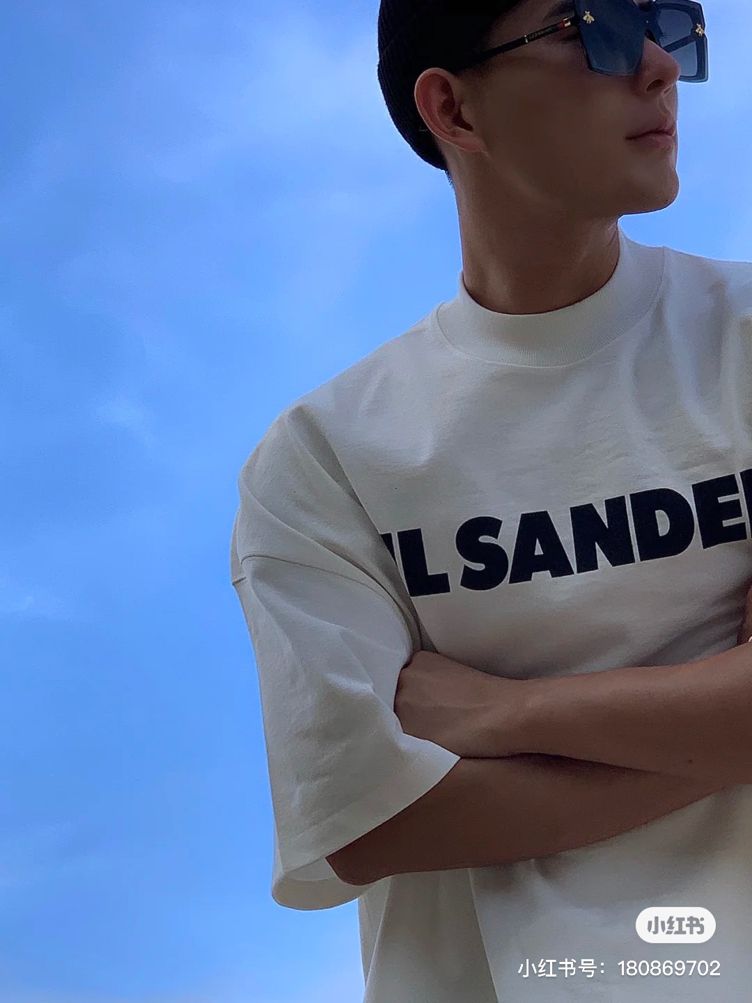 339#💰75
Jil Sander 应采儿同款oversize宽松情侣T恤，小红书热推爆款，Jil以极简主义为品牌理念，款式简单潮流，质感满分💯，真的是超级值得推荐的潮流品牌，原版购入，定制面料，进口印花，小细节都完美复刻的高品质爆款，良心推荐一定要买买买的自留款，情侣必备💗
size：S、M、L
color：米白色、黑色、红色、粉色、蓝色