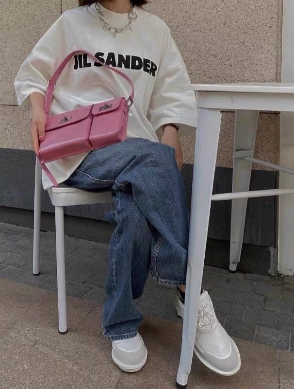 339#💰75
Jil Sander 应采儿同款oversize宽松情侣T恤，小红书热推爆款，Jil以极简主义为品牌理念，款式简单潮流，质感满分💯，真的是超级值得推荐的潮流品牌，原版购入，定制面料，进口印花，小细节都完美复刻的高品质爆款，良心推荐一定要买买买的自留款，情侣必备💗
size：S、M、L
color：米白色、黑色、红色、粉色、蓝色