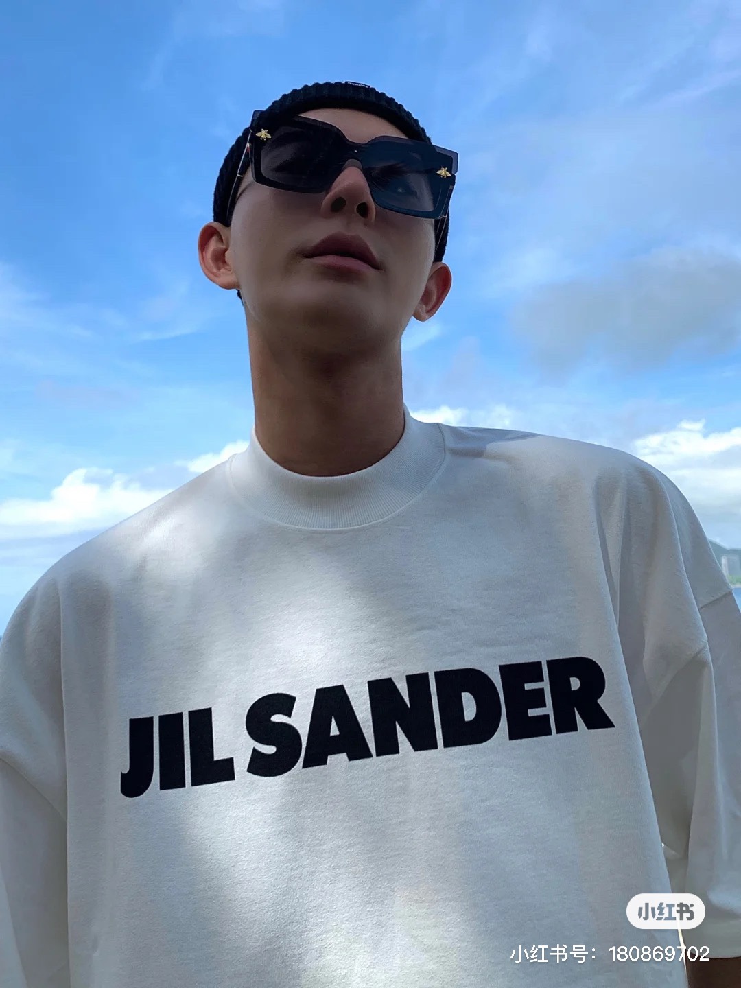 339#💰75
Jil Sander 应采儿同款oversize宽松情侣T恤，小红书热推爆款，Jil以极简主义为品牌理念，款式简单潮流，质感满分💯，真的是超级值得推荐的潮流品牌，原版购入，定制面料，进口印花，小细节都完美复刻的高品质爆款，良心推荐一定要买买买的自留款，情侣必备💗
size：S、M、L
color：米白色、黑色、红色、粉色、蓝色