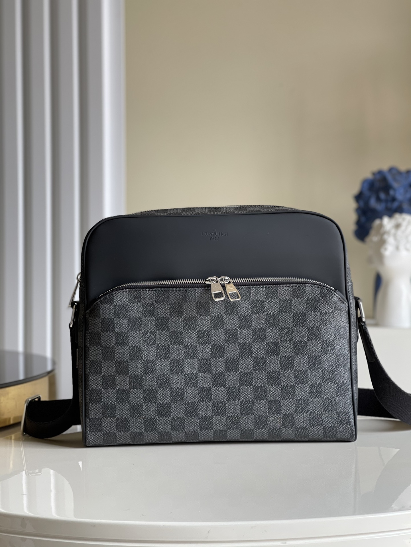 NO:396779,【Exclusive real photo N41409】DAYTON medium-sized reporter bag, spacious interior space that can accommodate a laptop. This new classic business bag combines simple and elegant style with excellent functionality. The clever interior design makes items properly stored and easy to access 33.0 x 29.0 x 9.0 cm m.630, LV [original leather], louis vuitton19860909【独家实拍N41409】DAYTON中号记者包 足以容纳一台笔记本电脑的宽敞包内空间 此款全新经典商务包袋融合了朴素优雅的风格与出色的功能性 巧妙的内部设计 使物品妥善存放并易于取用 33.0 x 29.0 x 9.0 cm m.630,LV【原厂皮】,louis vuitton,Bag