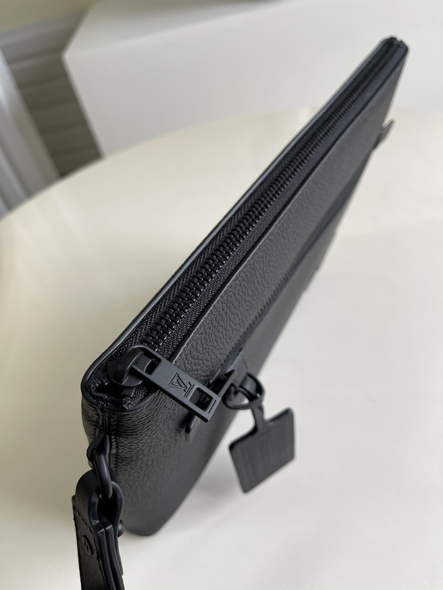 Louis Vuitton LV Aerogram 手包 M69837