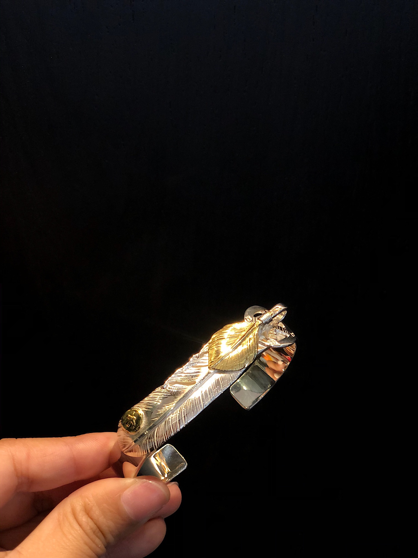 Takahashi Bracelet, Takahashi Feather
