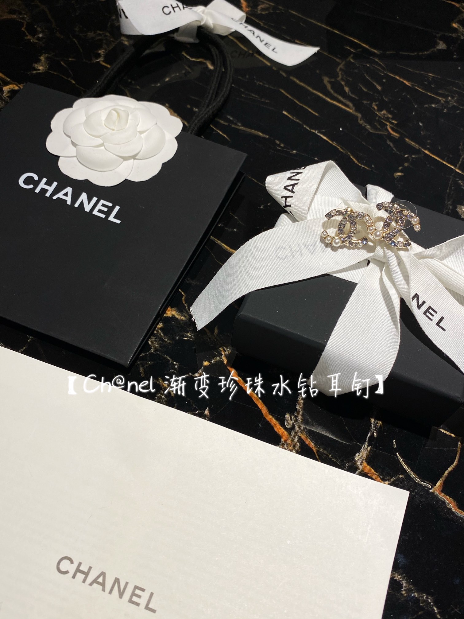 NO:633674,88160 [Ch@nel Gradient Pearl and Rhinestone Stud Earrings] · 4 sizes of Swarovski pearls and crystal diamonds are arranged to create a gradient effect · The pearls are small and full of color, the rhinestones shine through, real materials · The dots on the back are the effect of the master’s needle pricking under the microscope, meticulous details Classic pearl and diamond double C logo earrings, very fairy Double C Logo earrings every quarter always make people very excited!  Little fairies must not miss the Z-Z brass material, Swarovski millet beads, Swarovski crystal, swarovski, Cardia high-end jewelry1986090988160【Ch@nel 渐变珍珠水钻耳钉】 ·4个规格大小的施华洛世奇珍珠和水晶钻大小排布出渐变效果 ·珍珠小巧饱满色泽,水钻透心闪,真材实料 ·背面点点是师傅在显微镜下哟针针扎出来的效果,一丝不苟的细节 经典的珠钻双C logo耳钉,非常仙每季度的双C Logo耳钉总是让人非常心动！小仙女千万不要错过一致Z黄铜材质,施华洛世奇小米珠施华洛世奇水晶,,swarovski,卡迪亚高端饰品,Jewelry